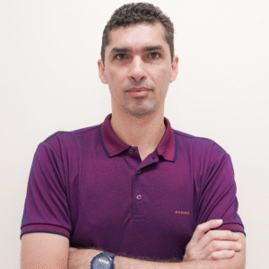 Deimison Neves dos Santos Graduado em Processos Gerenciais, com pós-graduação em Controladoria e Finanças e MBA em Gestão de Contratos. Possui ampla experiência na administração pública federal e estadual, com atuação destacada na EMBRATUR – Agência Brasileira de Promoção Internacional do Turismo, no Governo do Estado do Maranhão, atualmente exerce o cargo de Diretor de Administração e Finanças na SOMAR – Autarquia de Serviços de Obras de Maricá.