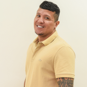 André Espína atua há mais de 12 anos na vida pública, com experiência em gestão operacional, serviços urbanos e políticas públicas. Atualmente, está cursando Gestão Pública, ampliando sua capacidade técnica para atuar com ainda mais eficiência na administração municipal. Seu trabalho é pautado pela responsabilidade ambiental e pelo compromisso com a qualidade de vida da população de Maricá.