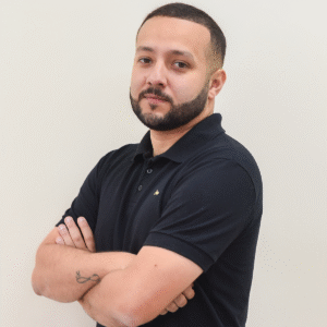 Romario da Costa Fernandes é Engenheiro Civil com pós-graduação em Planejamento, Gestão e Controle de Obras Civis. Sua carreira sempre foi voltada à gestão e orçamentação de obras públicas, com foco em eficiência e responsabilidade técnica. Com experiência em obras relevantes nos âmbitos federal, estadual e municipal, integra a equipe da SOMAR desde sua fundação, contribuindo para a qualificação da infraestrutura pública de Maricá.