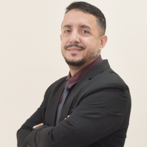 Rafael Araujo Cunha é advogado público e criminalista, com pós-graduação em Direito Público-Tributário, Gestão Pública Municipal, Direito Eleitoral e Direito Penal. Servidor público concursado do Município de Maricá desde 2009, tem sólida atuação na área jurídica e na gestão pública.