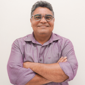 Paulo Guilherme de Araújo, carioca, advogado aprovado no exame da OAB/RJ em 2001, pós graduado em Gestão de Políticas Públicas pela Universidade Candido Mendes e Licitações Públicas e Contratos Administrativos pela Escola da Magistratura Federal, pós graduando em Direito Público na PUC/RS e Direito Digital na PUC/Rio, tendo exercido cargos na Empresa Brasil de Comunicação, Embratur (dois períodos), Subsecretaria de Administração da Prefeitura de Maricá, Casa Civil do Governo do Estado do Maranhão e Ministério do Esporte.